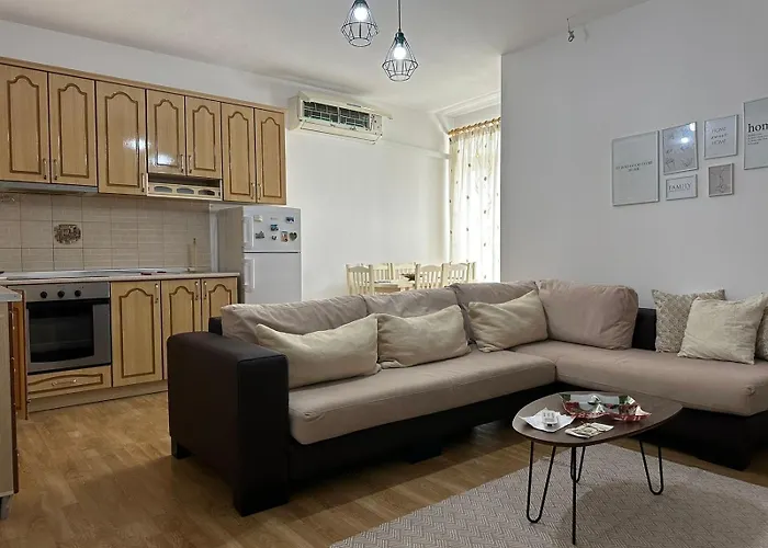 Friendly Center Тирана